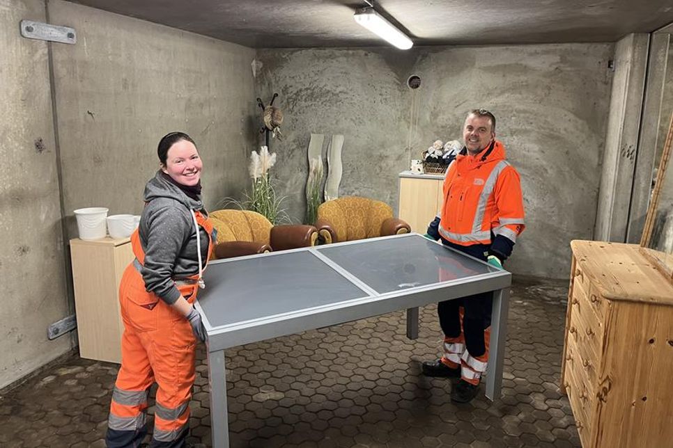 Das ZVO Team vor Ort entscheidet, welche Gegenstände für die Verschenke-Ecke geeignet sind.