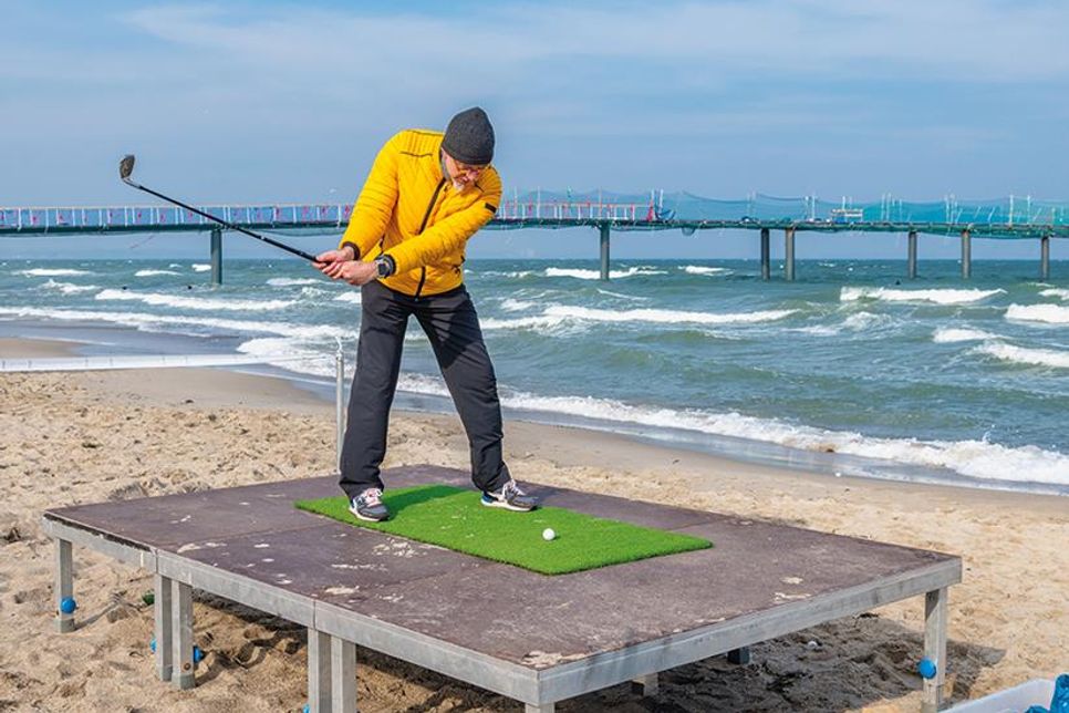 Beim „Longest Drive“ heißt es „vom Strand ins Meer“: Je weiter man schlägt, desto mehr Punkte gibt es. Der weiteste Schlag wird gezählt.