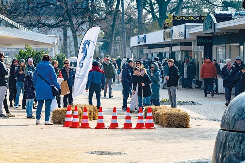 Im Rahmen des „Golf-Openings“ mit verschiedenen Stationen für jedermann findet auch der Verkaufsoffene Sonntag in Timmendorfer Strand statt.