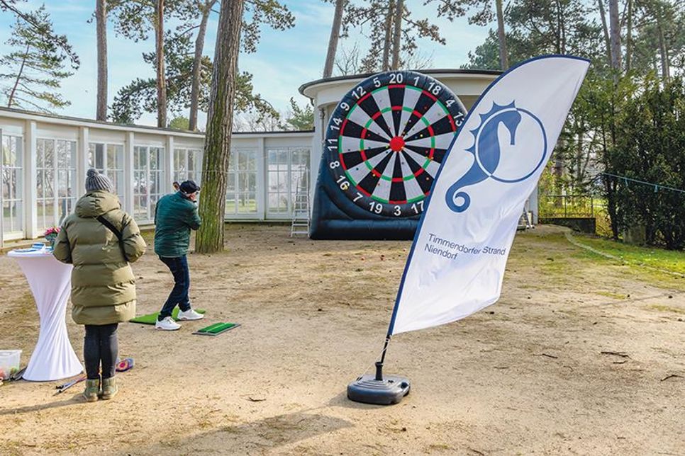 Wer trifft ins Schwarze?: Es wird eine übergroße Dartscheibe aufgebaut, die getroffen werden muss.
