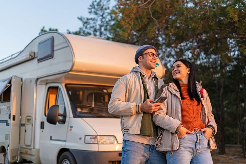 Wohnmobile benötigen wie jedes andere Kfz eine Haftpflichtversicherung, diese übernimmt aber lediglich Unfallschäden am fremden Fahrzeug. Darüber hinaus sollte eine Teilkasko- oder Vollkaskoversicherung abgeschlossen werden.