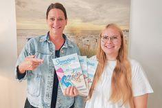 Timmendorfer Strands Marketingleiterin Silke Szymoniak (links) und Projektleiterin Lale Schoenberg aus der Marketingabteilung der Timmendorfer Strand Niendorf Tourismus GmbH präsentieren das neue Familienrätselheft.