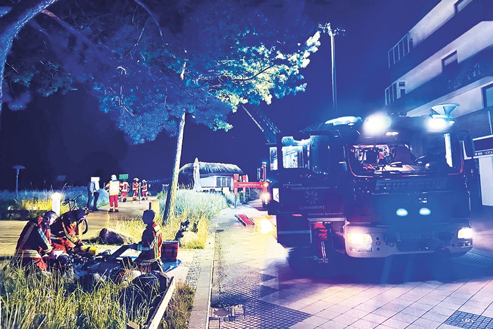 In Scharbeutz ist eine Reetdachumrandung eines Restaurantbetriebes in Brand geraten.