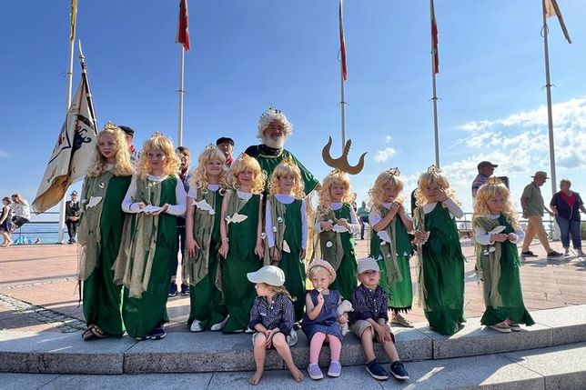 Am Nystedplatz begrüßt Neptun mit seinen Nixen am Sonntag das Landvolk in Dahme an der Seebrücke.