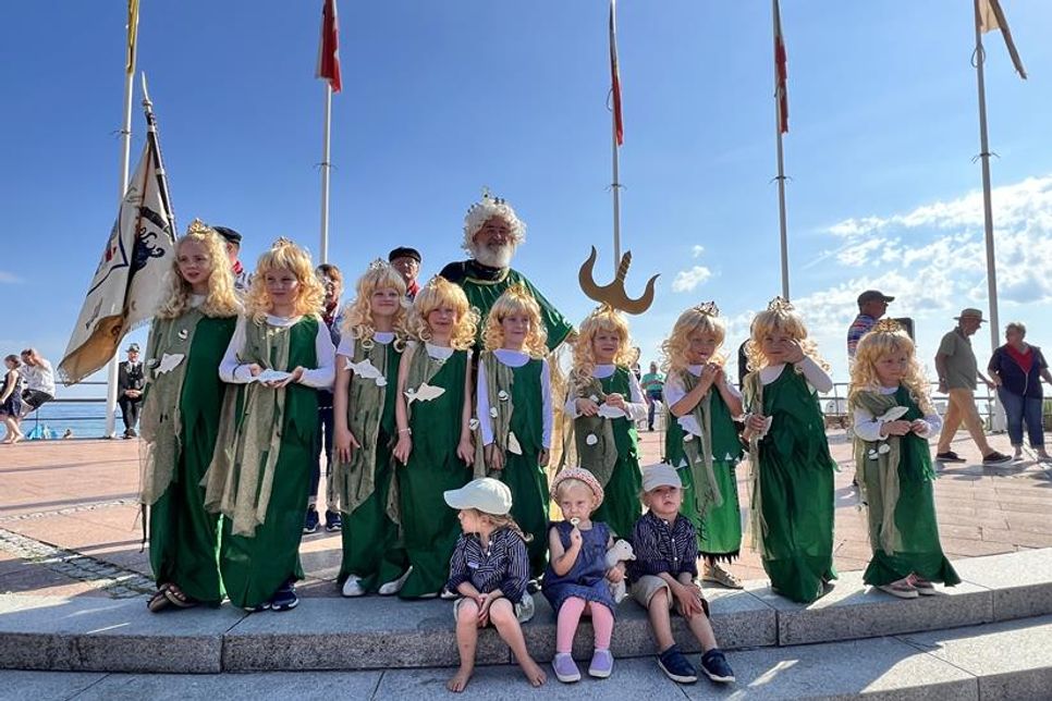 Am Nystedplatz begrüßt Neptun mit seinen Nixen am Sonntag das Landvolk in Dahme an der Seebrücke.