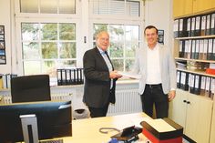 Ratekaus Ordnungsamtsleiter Heiko Laskowski (links) nimmt die Wahlunterlagen von Bewerber Dennis Jaacks entgegen.