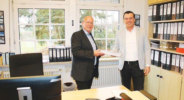 Ratekaus Ordnungsamtsleiter Heiko Laskowski (links) nimmt die Wahlunterlagen von Bewerber Dennis Jaacks entgegen.