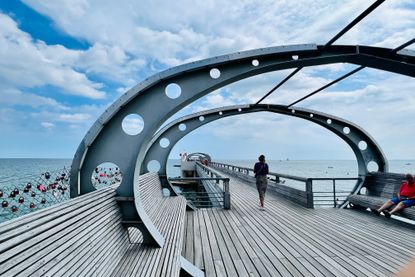 Die Seebrücke in Kellenhusen mit Themeninseln, Panoramablick und abends einem farbigen Lichterspiel über der Ostsee.