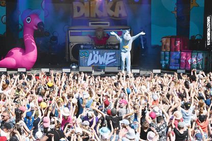 „DIKKA”, das singende Nashorn, hat 2024 vor 4.000 Zuschauern ein ausverkauftes „StrandKonzert” in Niendorf/Ostsee gegeben und sagte: „Es ist heute das größte DIKKA-Konzert!” 2026 wird es noch größer.