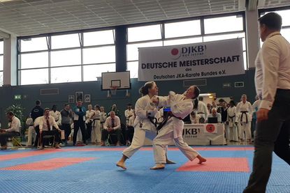 Inga Krämer (lks.) auf der Hauptkampffläche der Deutschen Meisterschaft.