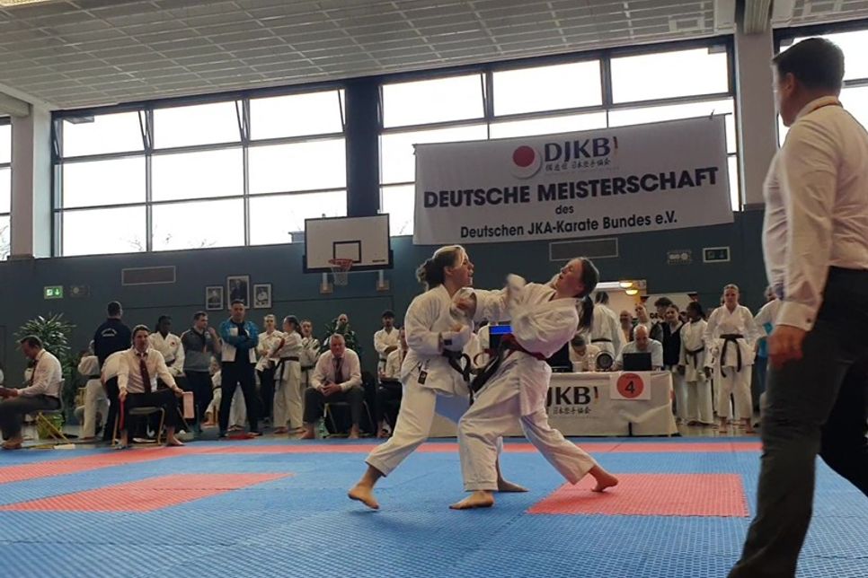 Inga Krämer (lks.) auf der Hauptkampffläche der Deutschen Meisterschaft.