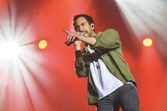 Pop-Star Max Giesinger, hier bei „Stars am Strand“ im Jahre 2021, gibt anlässlich der Eröffnung der neuen Maritim-Seebrücke bereits zum dritten Mal ein Konzert am Timmendorfer Strand.