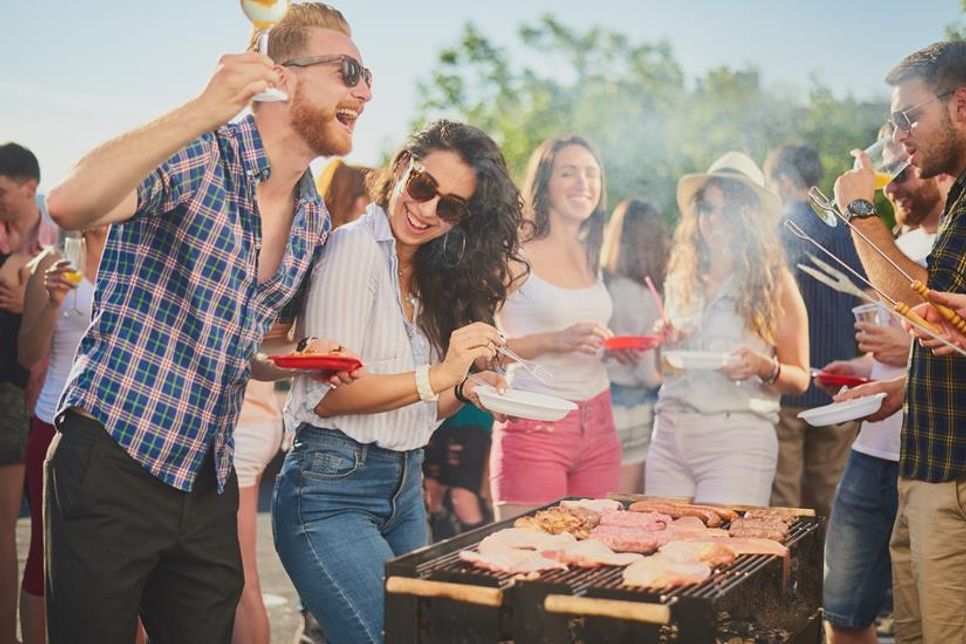 Sommerabend mit Stimmung: Mit der richtigen Deko und guten Ideen wird aus dem Grillabend ein unvergessliches Fest.