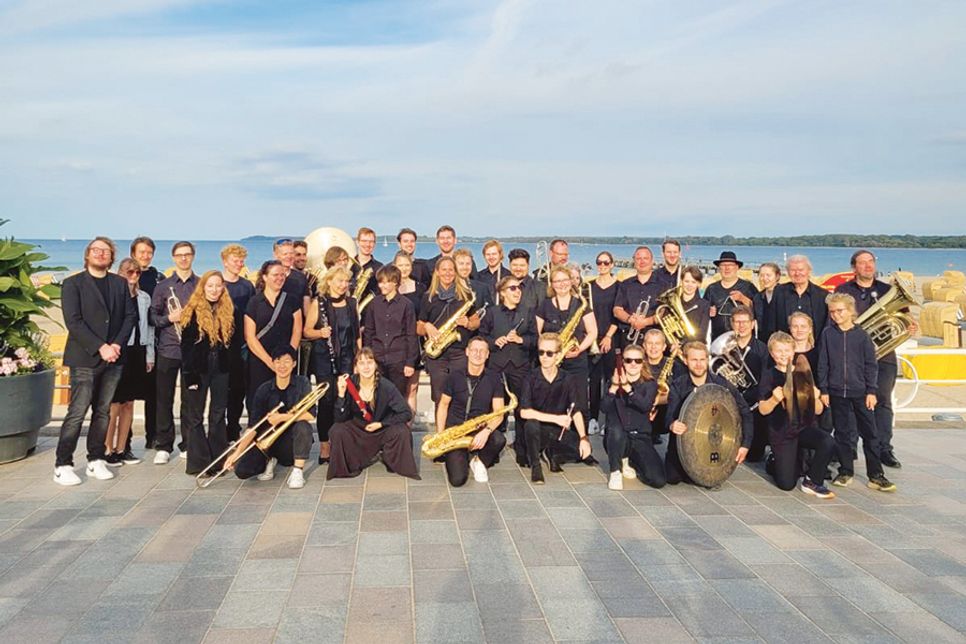 Das Sinfonische Blasorchester Ratekau gibt ein Sommer-Open Air-Konzert im Hotelgarten des Atlantic Grand Hotels in Travemünde.