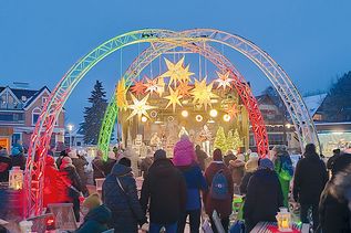 Einer der schönsten Weihnachtsmärkte der Region: „Fischers Wiehnacht“ lädt am zweiten Adventswochenende bei viel Live-Musik zum Verweilen ein.