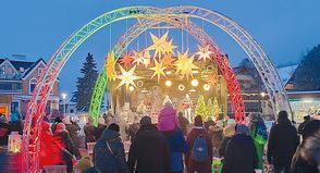 Einer der schönsten Weihnachtsmärkte der Region: „Fischers Wiehnacht“ lädt am zweiten Adventswochenende bei viel Live-Musik zum Verweilen ein.