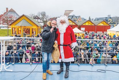 Der Weihnachtsmann und Moderator René Kleinschmidt freuen sich wieder auf viele Besucher im Niendorfer Hafen.