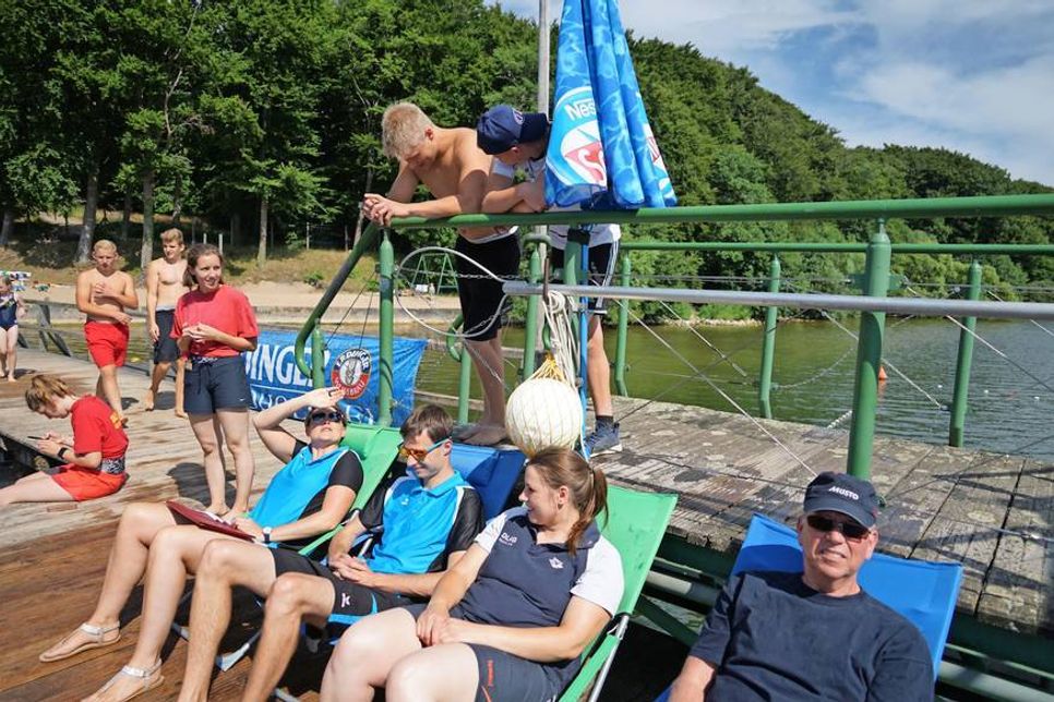 Auch vom „Beckenrand“ ließ sich das Event genießen.