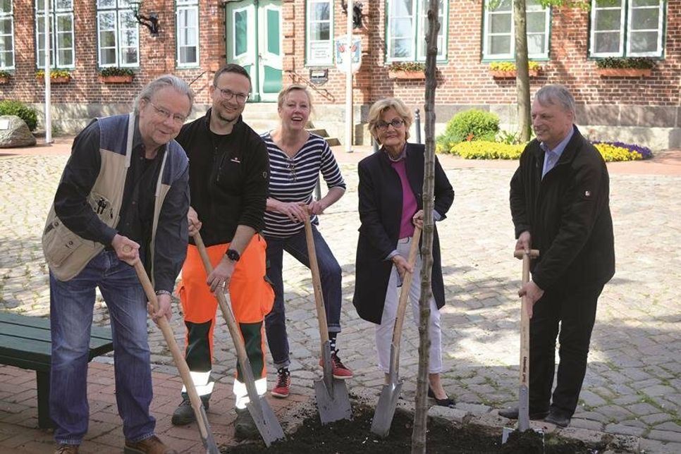 Axel Siefer, ein Mitarbeiter des Bauhofs, Petra Weifenbach, Jutta Zillmann und Dirk Sohn bei der Baumpflanzung.