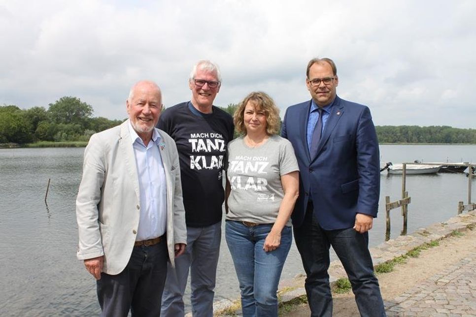 Bürgervorsteher Sönke Sela, Uwe Muchow und Barbara Helbach vom Kuratorium sowie Bürgermeister Mirko Spieckermann (v. lks.) sind startklar für die XXL-Feierwoche.