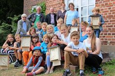 Die Kinderuni-Studenten präsentierten stolz ihre selbst gebauten Fledermauskästen und auch einige Sponsoren und Förderer griffen zum Werkzeug.