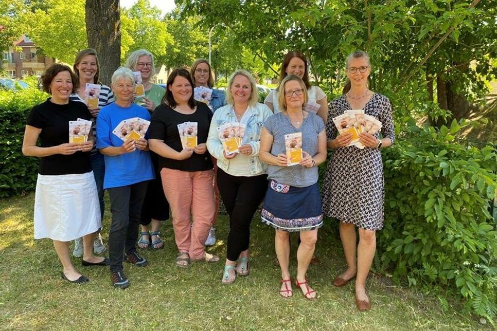 Die Koordinatoren der Familienzentren präsentieren den neuen Flyer zusammen mit Martina Wackernagel vom Kreis Ostholstein (re.).