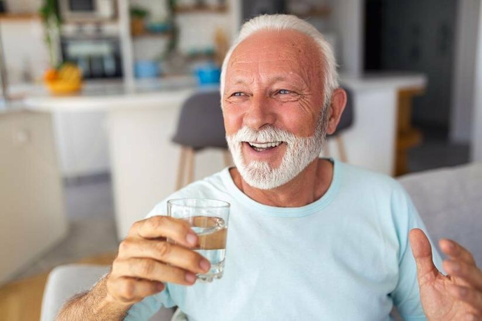 Regelmäßig trinken, so lautet eine Faustregel nicht nur für ältere Menschen: Mindestens anderthalb Liter pro Tag sollten es sein, bei Hitze deutlich mehr.