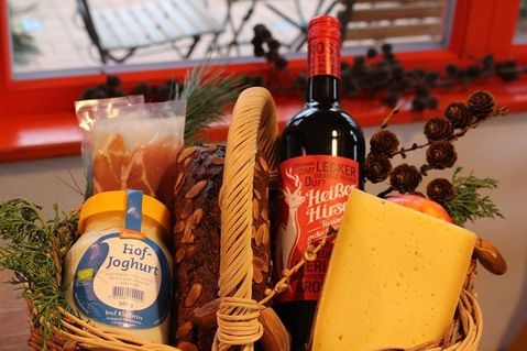 Hof Klostersee besticht durch eine reichhaltige Auswahl von selbst erzeugten Produkten ergänzt durch ausgewählte Zukaufartikel.