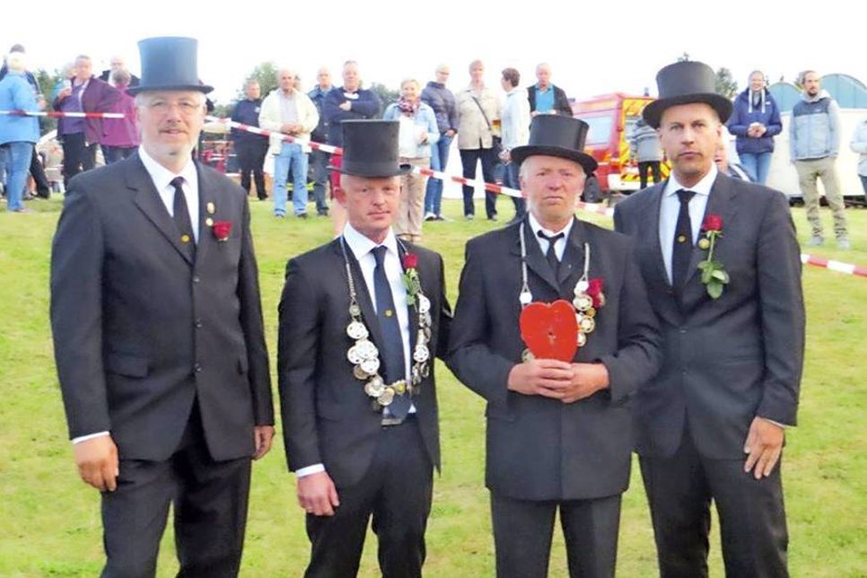 Christian Laack (r.) , 1. Vorsitzender der Ortshandwerkerschaft Pansdorf, und sein Stellvertreter Thomas Harnack (l.)  mit den amtierenden Majestäten Vogelkönig Thomas Magnussen (2.v.r.) und Scheibenkönig Stefan Brennecke.