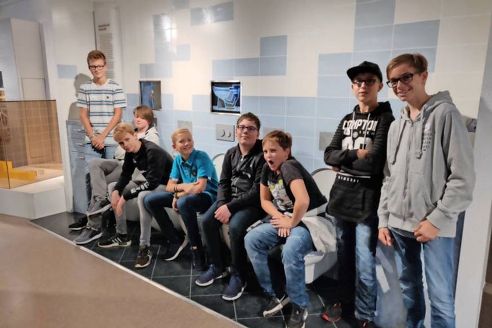 Begeisterte Schüler zum Ausstellungsthema „Was gehört NICHT in die Toilette“.