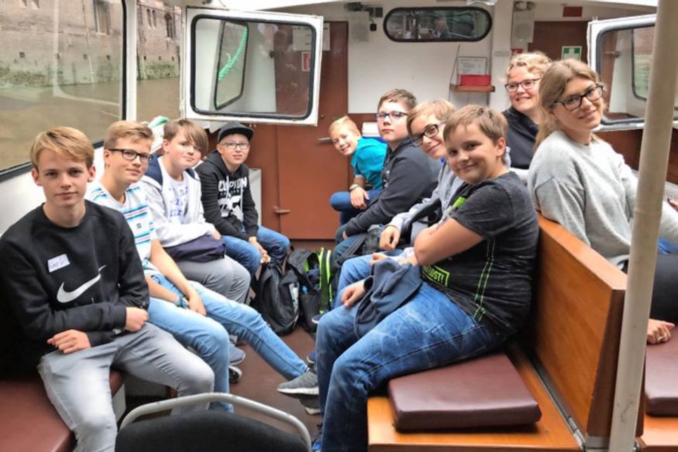 Schüler und Lehrerinnen auf der Rundfahrt-Barkasse im Hamburger Hafen.