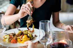 Stattfinden soll deutschlandweit ein riesengroßes Dinner, zu dem alle um 17 Uhr ihre Tische und Stühle rausstellen und Menschen zum Essen einladen.