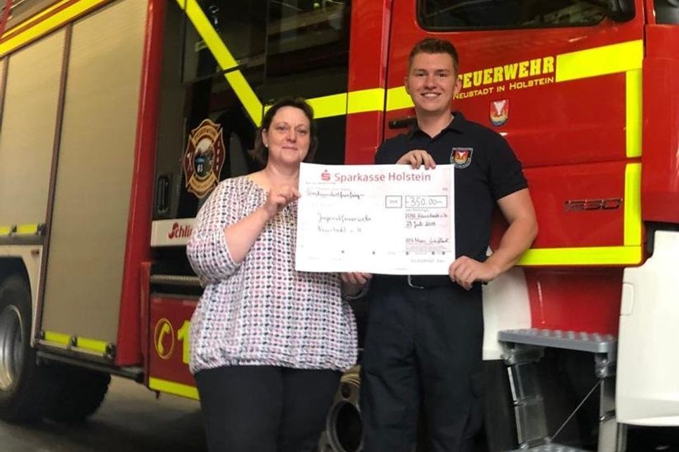 Neustadt. Die Jugendfeuerwehr der Stadt Neustadt freut sich über eine Spende in Höhe von 350 Euro vom Pflegeheim Muus. Die Erlöse des diesjährigen Sommerfestes fließen in die wichtigste Nachwuchsquelle der Feuerwehr. „Vielen Dank für die Unterstützung. Das Geld wird für die Jugendarbeit und zum Beispiel für Ausflüge genutzt“, freut sich Jugendfeuerwehrwart Finn-Lasse Dranowski. (red)