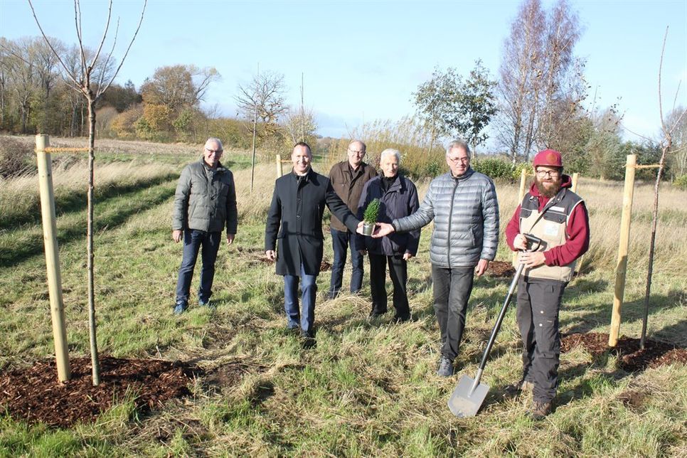 Jens Punschmann, Lars Nissen, Ulf Westphal, Bürgervorsteher Rolf Schröder, Klaus Winter und Dirk Kolbe (v. lks.) bei der Vorstellung der Streuobstwiese.