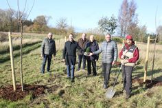 Jens Punschmann, Lars Nissen, Ulf Westphal, Bürgervorsteher Rolf Schröder, Klaus Winter und Dirk Kolbe (v. lks.) bei der Vorstellung der Streuobstwiese.