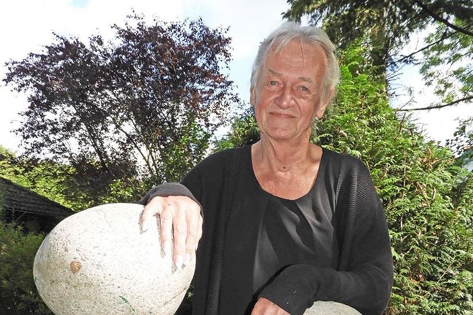 Schillernde Persönlichkeit: Fred Ehlers mit seinem größten Steinbaum.