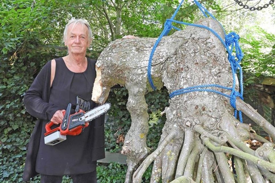 Für die Bearbeitung der Linden gibt es im Garten eine Vorrichtung.