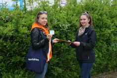 Selina Sedlmeier (lks.), Erhebungsbeauftragte beim Kreis Ostholstein und Julia Schwarz, Mitarbeiterin der Erhebungsstelle, bei der Übergabe der Erhebungsunterlagen. (Foto: Kreis Ostholstein, Susanne Hamann).