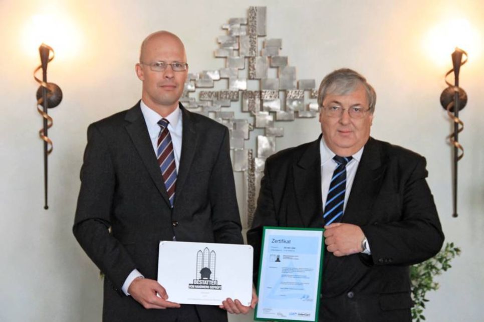 Nach den neusten Richtlinien und aktuellsten Vorgaben des Bundesverbandes Deutscher Bestatter wurde das Bestattungsinstitut von Geschäftsführer Dennis Künne und Bestattungsmeister Jürgen von Schassen mit dem Markenzeichen zertifiziert.