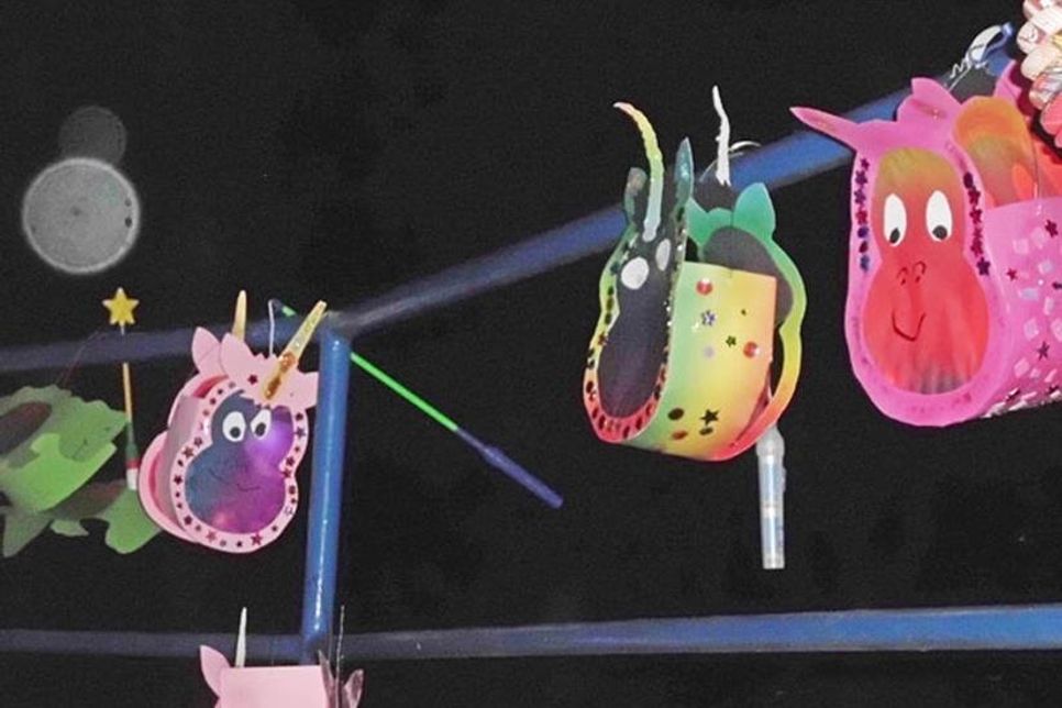 Bunte Farbtupfer in der Dunkelheit - die Sterntalergruppe erlebte am 11. November ein tolles Laternenfest.