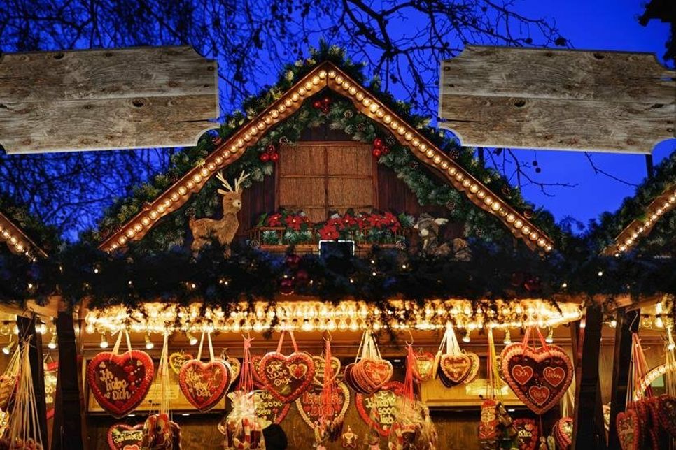 Die hübsch geschmückten kleinen Stände verleiten einen beim schlendern über den Weihnachtsmarkt auch schnell zum stehen zu kommen. (Foto: Adobe Stock)