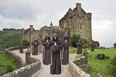 „The Gregorian Voices“ arrangieren eindrucksvoll berühmte Klassiker der Popmusik im gregorianischen Stil.