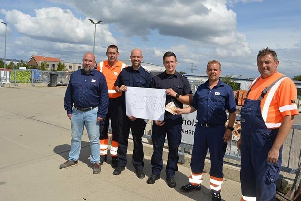Andreas Merk (3.v.r.) und Benny Wendt von der Freiwilligen Feuerwehr Bad Schwartau-Rensefeld freuen sich über den Spendenscheck, den die ZVO-Mitarbeiter Mike-Andreas Dühning (v.l.), Peter Ulbricht, Sven Thode und Heiner Westphal auf dem Recyclinghof überreichten.