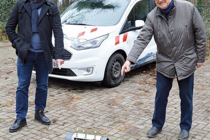 Carlos Marques, Leiter der Plöner Außenstelle von Holstein Wasser, und Bürgermeister Karl Schuch betrachten die schadhafte Muffe.