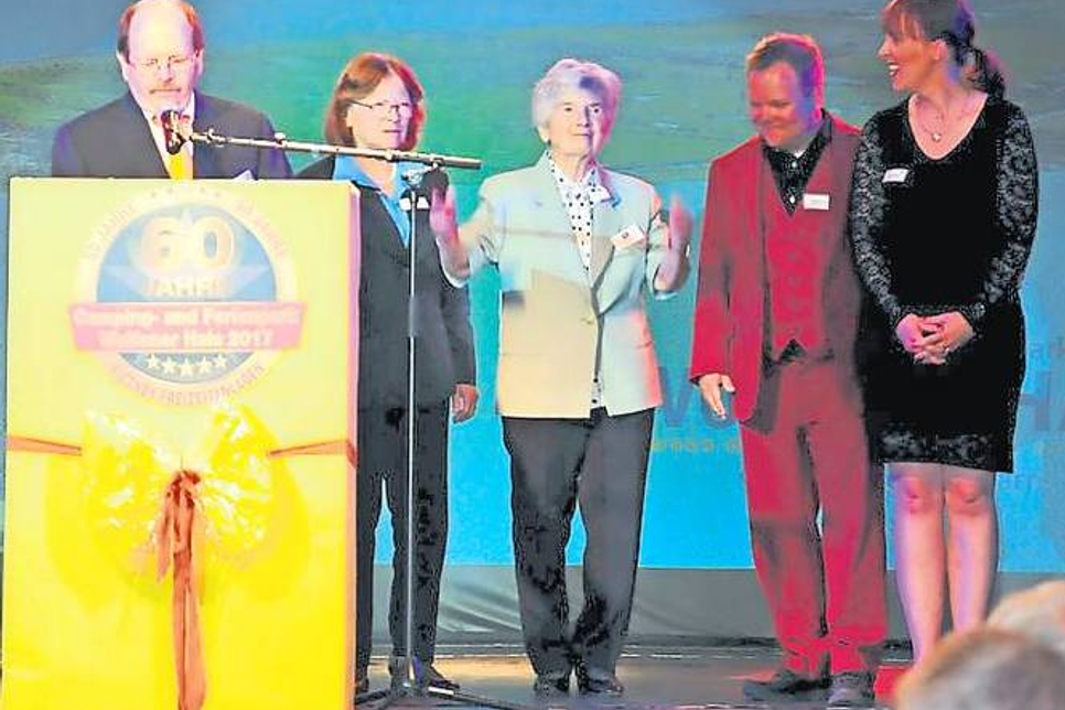 Volker Riechey, Ehefrau Birgit, Mutter Hella, Sohn Malte und dessen Ehefrau Svea bei der Empfangsansprache im Showzelt