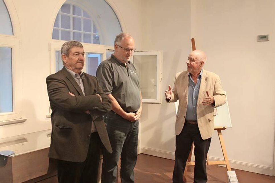 Ernst-August Petsch, Peter Weinreich und Bürgervorsteher Sönke Sela bei der Vernissage.