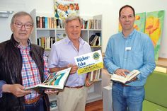 Klaus Wilcken (l.) und Eckhard Kröncke (m.) vom Lions Club Bad Schwartau mit Klinik-Geschäftsführer Stefan Meiser vor dem eigens dafür angeschafften Bücherregal im Gesundheitszentrum. (Foto: Setje-Eilers)