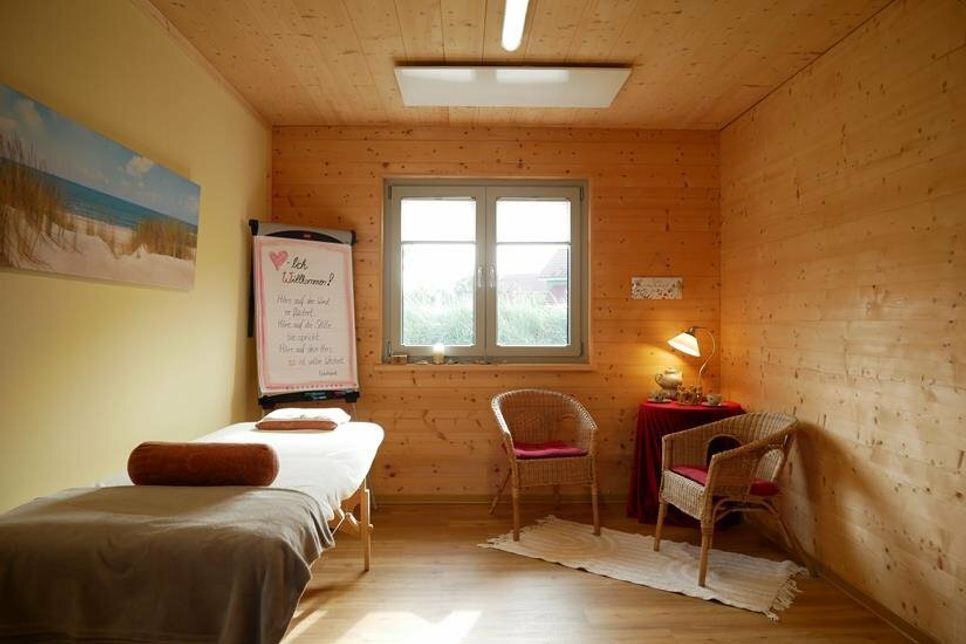 In den Räumen im Vitalcenter kann man optimal loslassen und entspannen und nach dem Termin noch einen Spaziergang am Strand genießen, wenn man möchte.