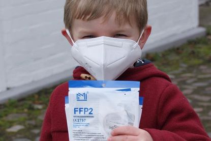 Karl hat seine FFP-2-Masken an Risikogruppen aus seinem Umfeld weiter verschenkt.