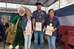 Neptun mit den neuen Ehren-Aalrittern Angelika Grimm, Robert Höppner und Marion Haeger (v. lks.).